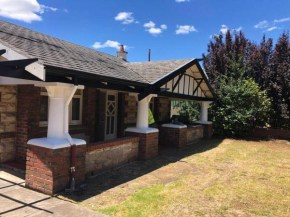 Group house with views of the salt pool and spa, Mitcham